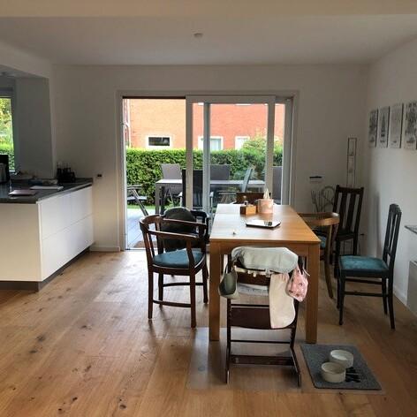 Langer Holzesstisch in offenem Wohnbereich mit Kinderstuhl