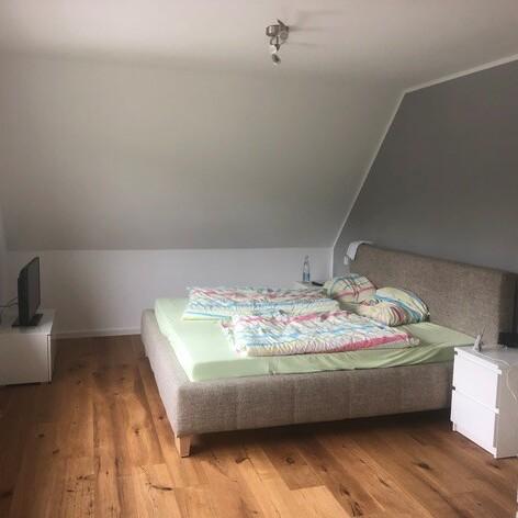 Schlafzimmer mit Doppelbett und Dachschräge