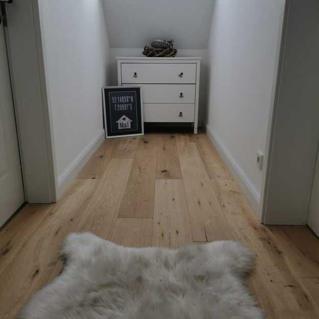 Kleiner Flurbereich mit einzelner Kommode aus weißem Holz unter Dachschräge