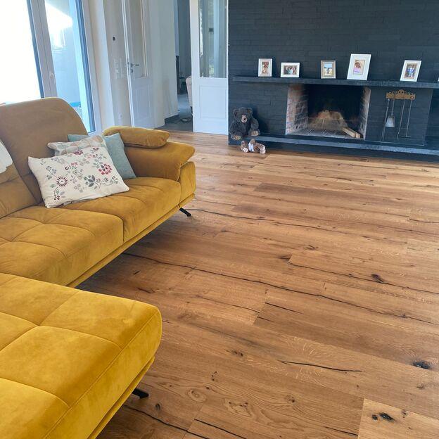 Gelbe Couch vor dunkler Wand