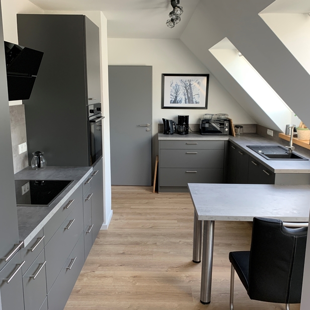 Küche mit grauen Fronten