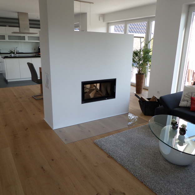 Trennelement mit Kamin im Wohnzimmer vor Esszimmer und Küche