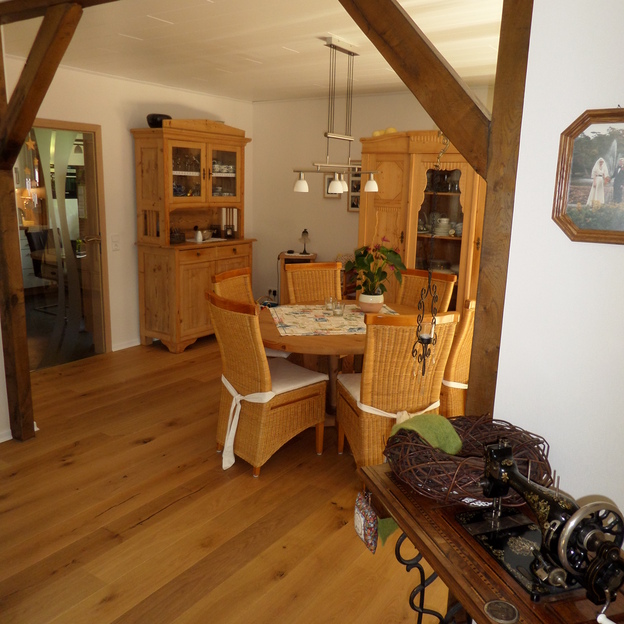 Esszimmer mit Korbmöbeln