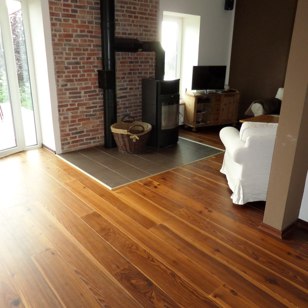 Dunkler Kamin vor Wand mit Maueroptik im Wohnzimmer