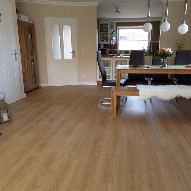 Offener Wohnbereich mit Holztisch und passender Bank