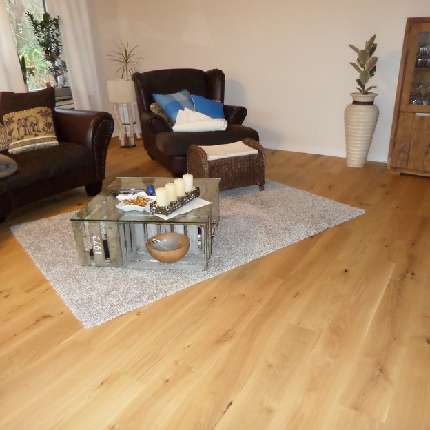 Ledermöbel und Glastisch im Wohnzimmer