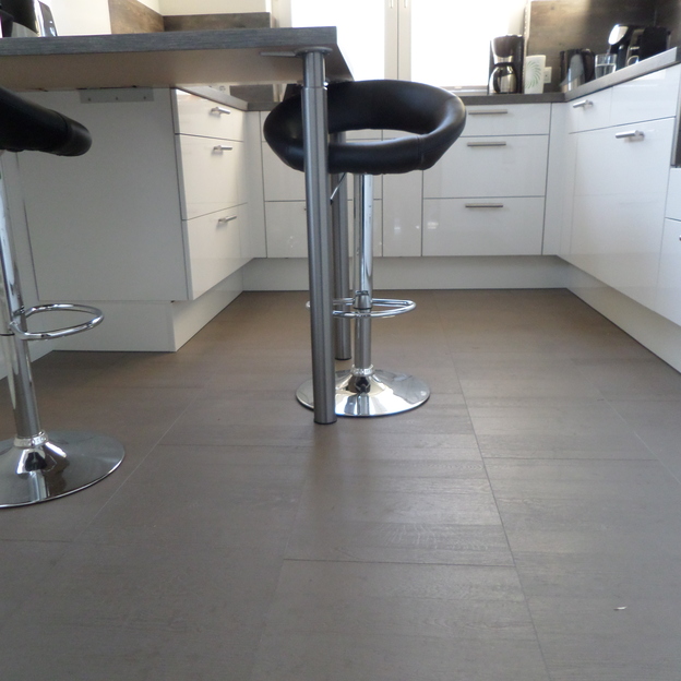 Hoher Tisch mit Hockern in Küche