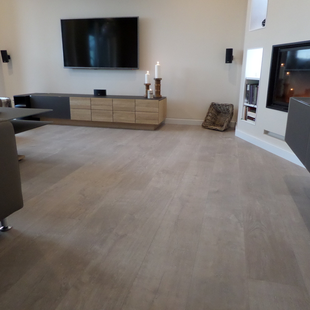 Wohnzimmer mit Blick auf Lowboard unter Fernsehr an Wand montiert