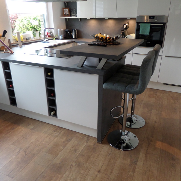 Küchenelement mit Thekenelement und zwei Hockern
