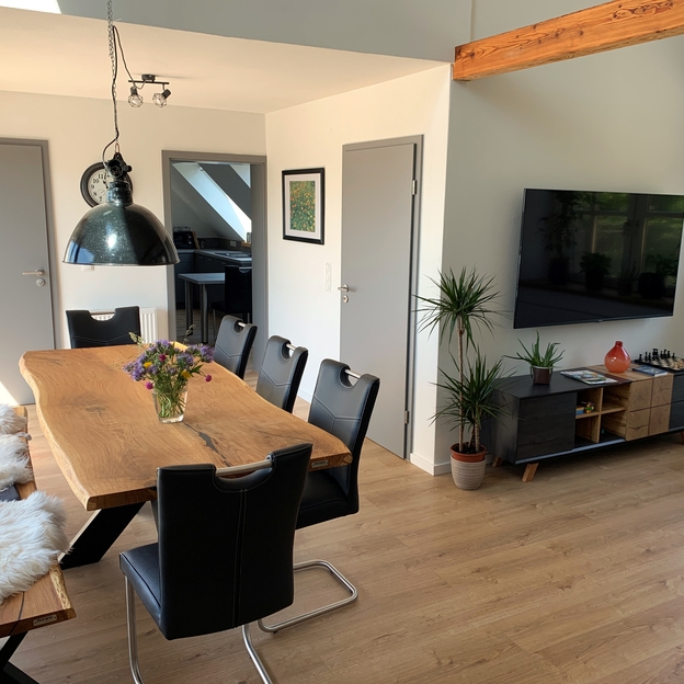 Langer Holztisch mit grauen Stühlen im Esszimmer