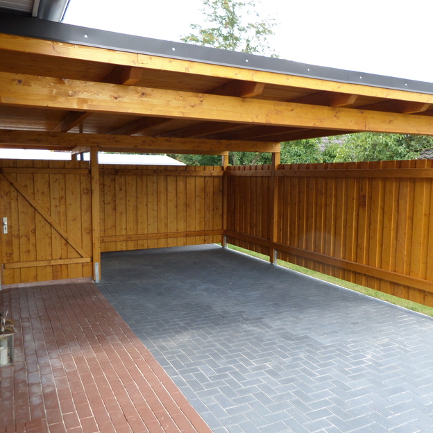 Holzverkleidetes Carport
