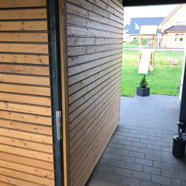 Holzverkleideter Durchgang zum Garten