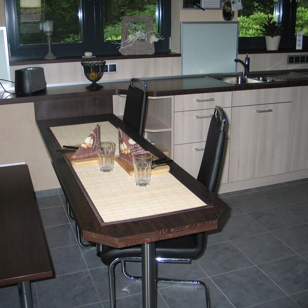 Schmaler Tisch in einer Küche mit zwei Sitzmöglichkeiten