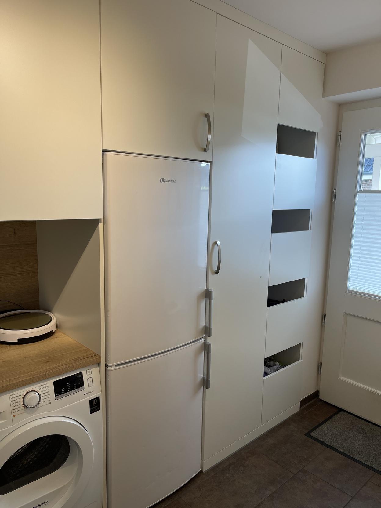 Weißer Wandschrank in einer Küche