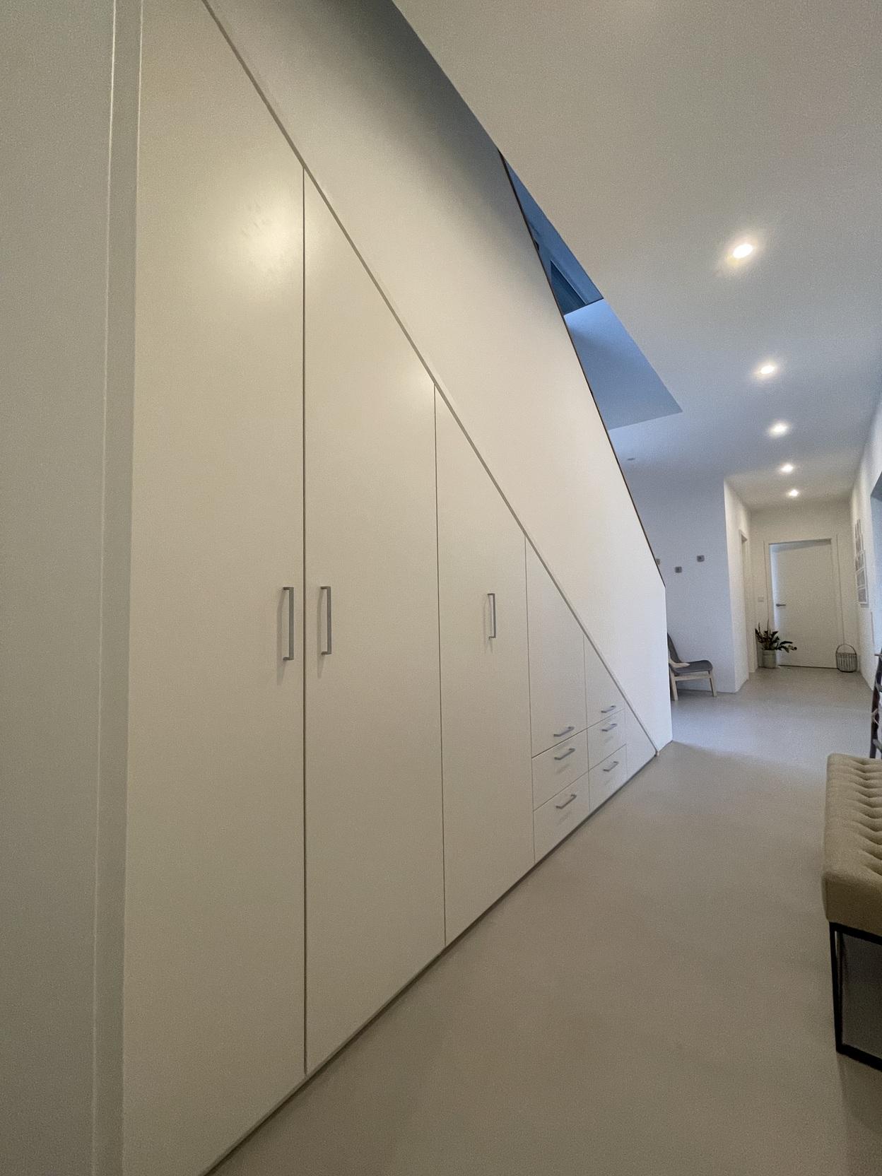 Abfallender weißer Wandschrank aus Holz