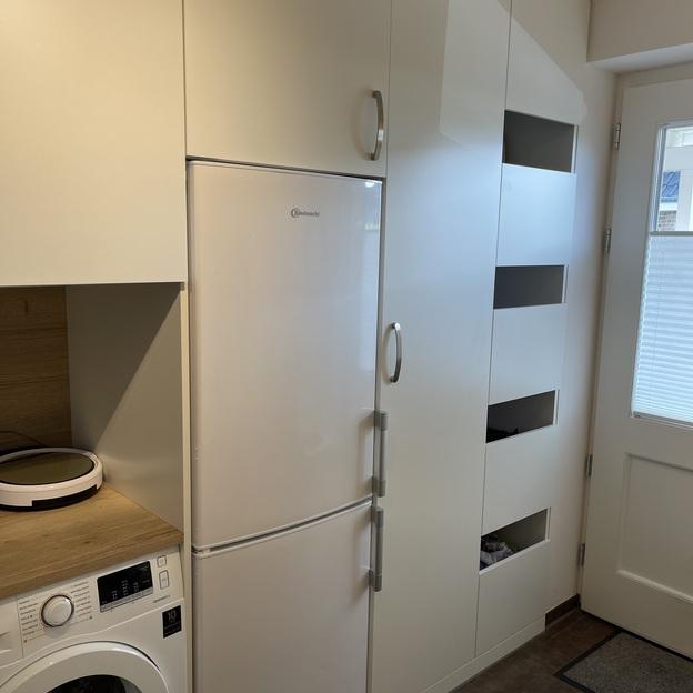 Weißer Wandschrank in einer Küche