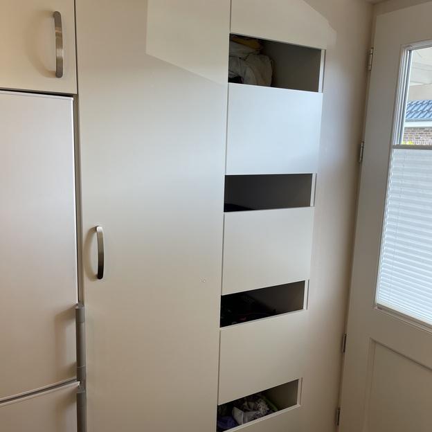 Weißer Wandschrank in einer Küche