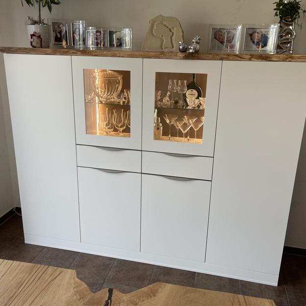 Weißes Regal nach Maß aus Holz mit Glaseinsatz