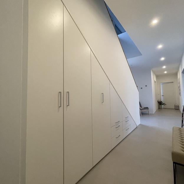 Abfallender weißer Wandschrank aus Holz