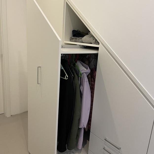 Weißer Dachschränkenschrank aus Holz