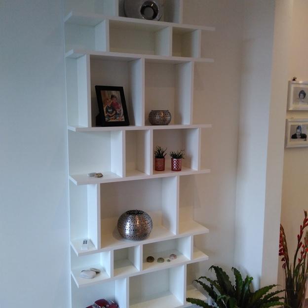 Offenes Wandregal in weißem Holz