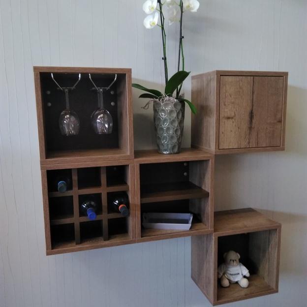 Braunes Wandregal nach Maß in Holzoptik