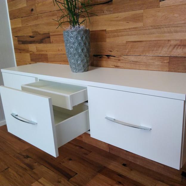 Maßgefertigtes weißes Hängeboard mit drei Schubladen