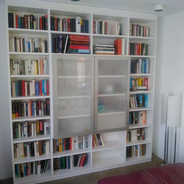 Individuell maßgefertigtes Bücherregal in weißem Holz und mit Glaselementen