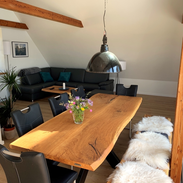 Impression eines Wohnzimmers mit eines Esstisch