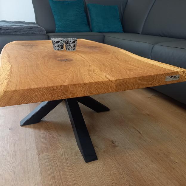 Couchtisch mit einer Echtholzplatte