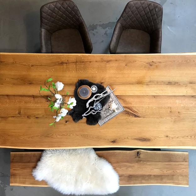 Frontalansicht eines Esstischs mit einer Echtholzplatte