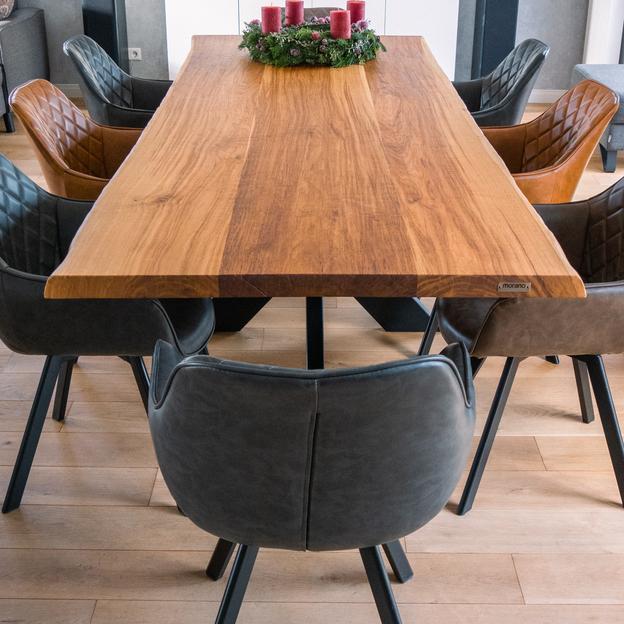 Großer Holztisch mit 8 Sitzplätzen