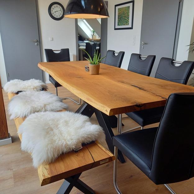 Großer Esstisch mit einer Echtholzplatte