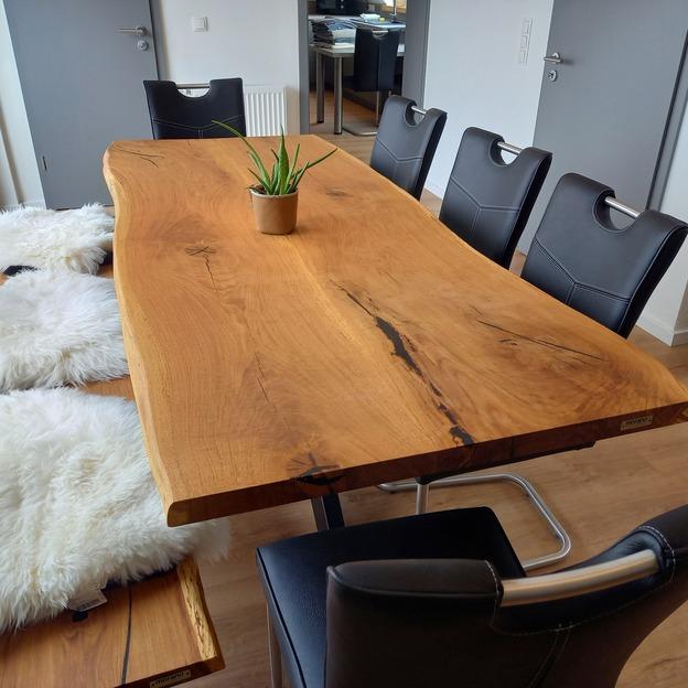 Großer Esstisch mit einer Echtholzplatte
