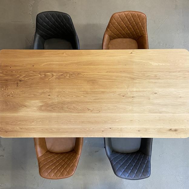 Frontalansicht eines Esstischs mit einer Echtholzplatte