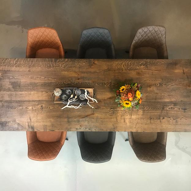 Frontalansicht eines Esstischs mit einer Echtholzplatte