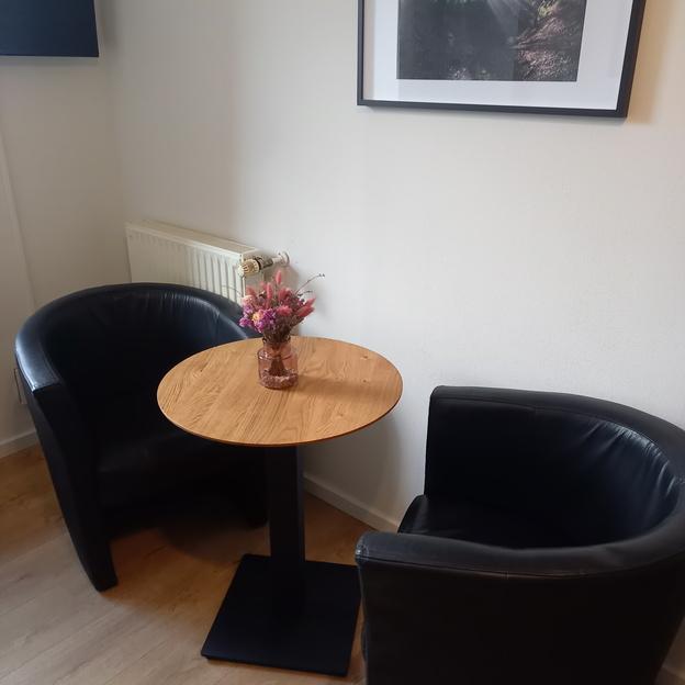 Kaffetisch mit einer Echtholzplatte und zwei Sesseln