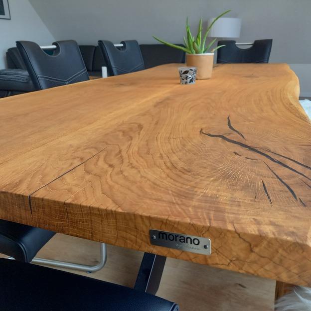 Detailaufnahme einer Holzplatte eines Esstischs