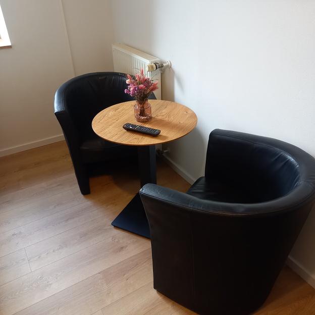 Kaffetisch mit einer Echtholzplatte und zwei Sesseln