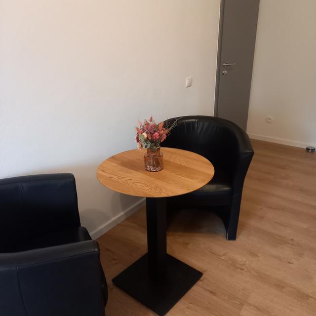 Kaffetisch mit einer Echtholzplatte und zwei Sesseln