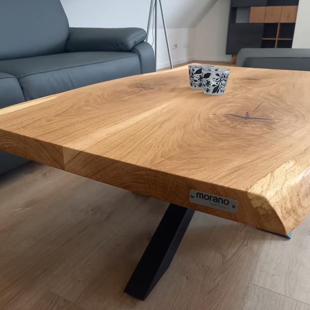 Couchtisch mit einer Echtholzplatte