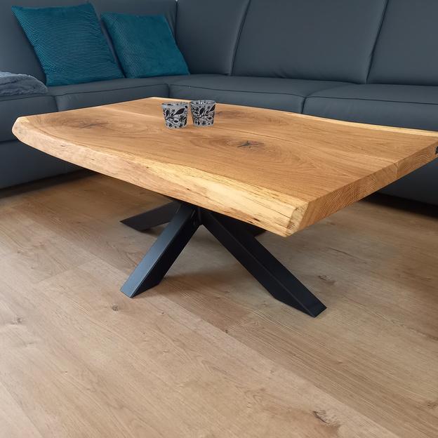 Couchtisch mit einer Echtholzplatte
