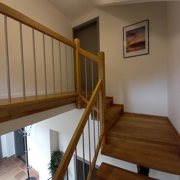 Braune Holztreppe in einem Haus