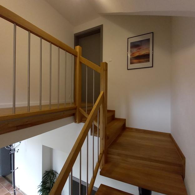 Braune Holztreppe in einem Haus