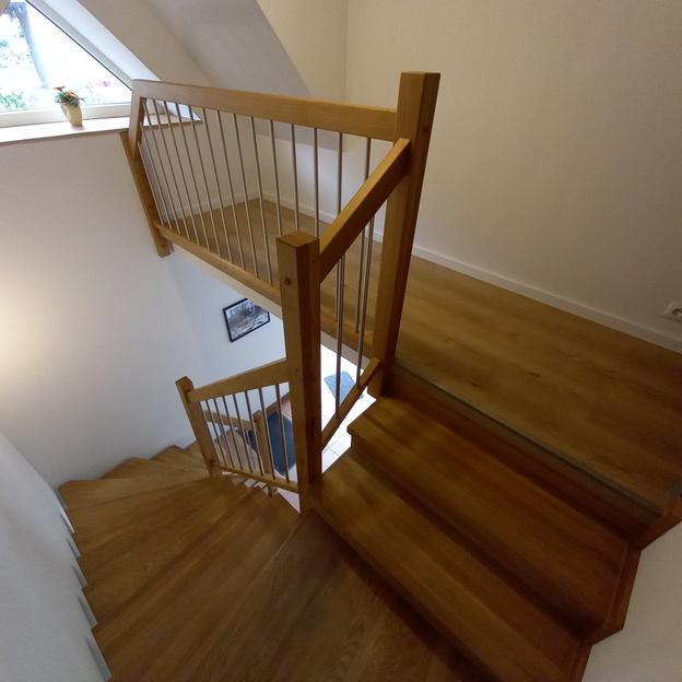 Braune Holztreppe in einem Haus