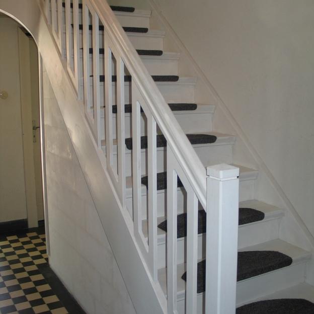 Weiße Holztreppe in einem Haus