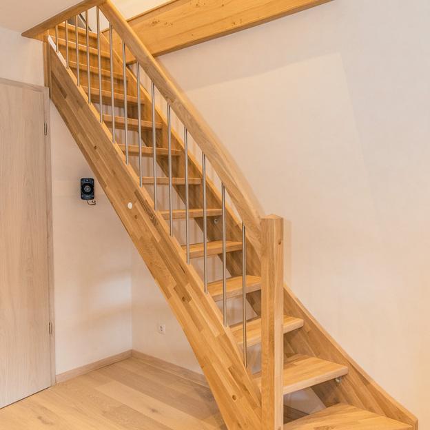 Braune Holztreppe die zu einem Dachboden führt