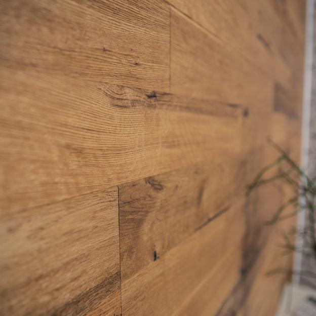 Detailaufnahme einer Wand die mit Holz verkleidet ist