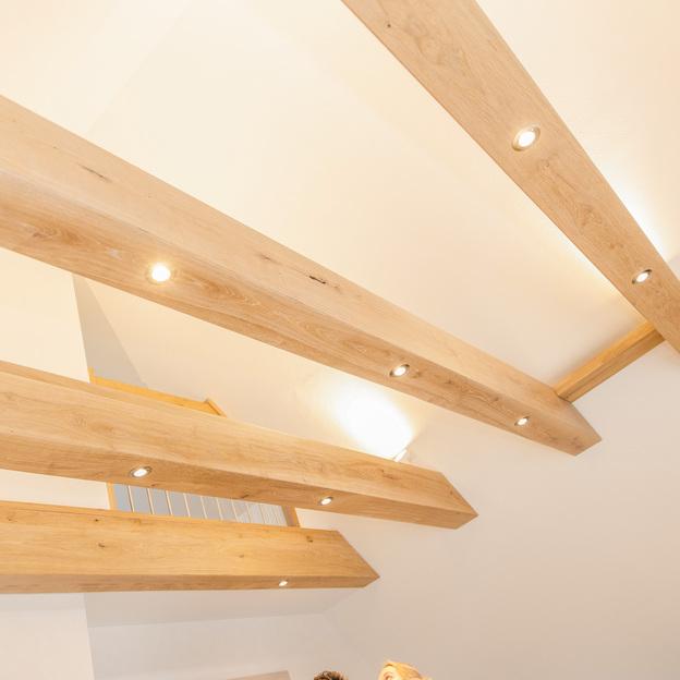 Blick auf eine Decke mit braunen Holzstreben