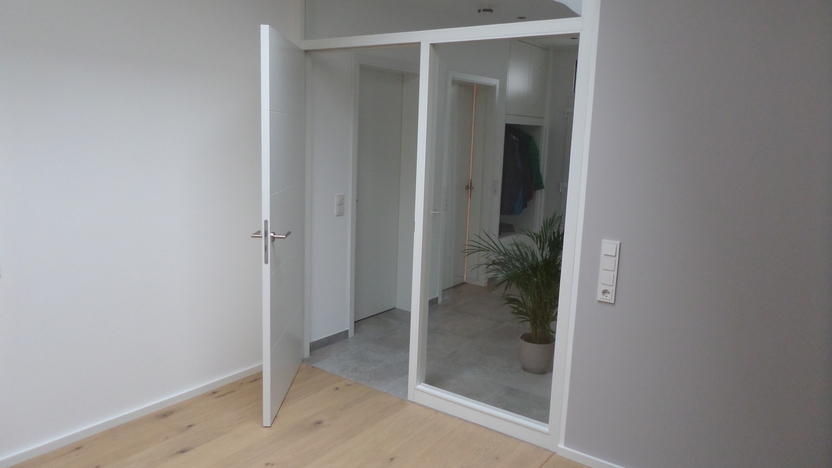 Moderner Couchtisch mit massiver Holzblockplatte und weißer Schublade, rustikal und funktional kombiniert.